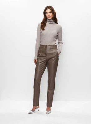 Pull à col roulé et pantalon en faux cuir