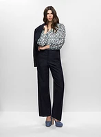 Chemisier col fendu et pantalon large