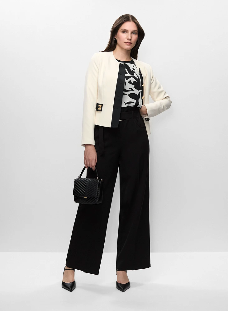 Veste évasée à larges boutons et pantalon ceinturé à jambe large