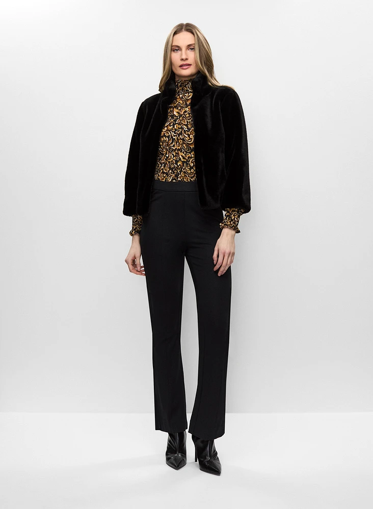 Manteau en fourrure végane et haut smocké