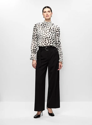 Blouse à pois en chiffon et pantalon ceinturé à jambe large
