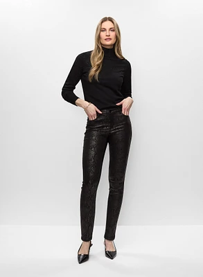 Pull à col roulé et jean à motif peau de serpent