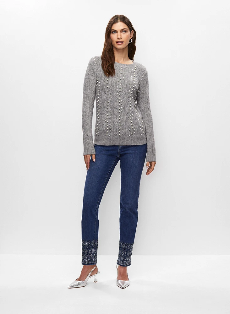 Pull à perles et jean à broderies