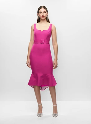 Robe à ourlet tulipe et boucles d'oreilles torsadées