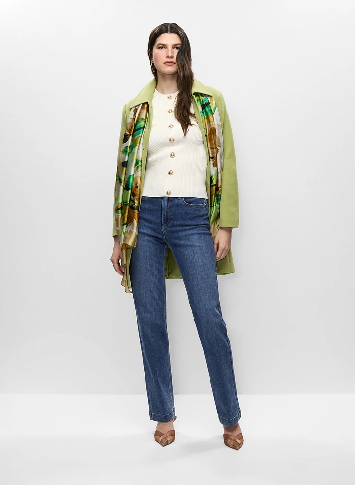 Trench en tricotine et pull à boutons décoratifs