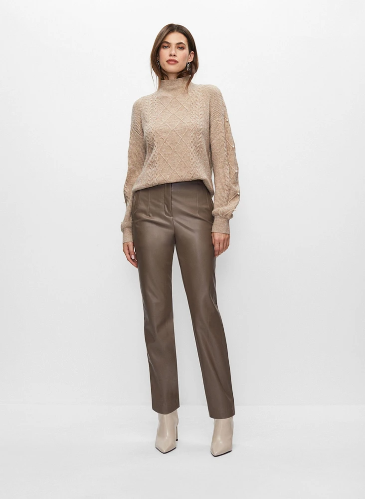 Pull en maille torsadée et pantalon en faux cuir