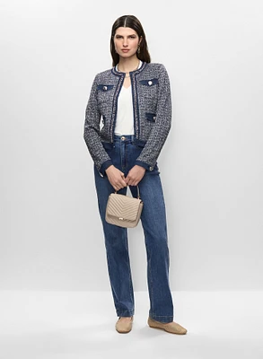 Veste en tissu bouclé et jean semi-évas
