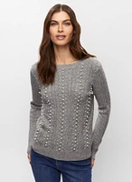 Pull à perles et jean à broderies