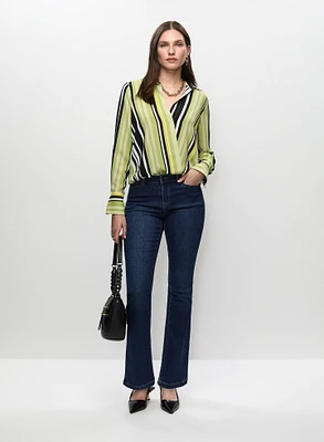 Blouse rayée style cache-coeur et jean évasé