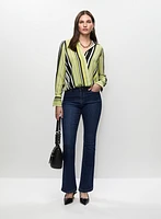 Blouse rayée style cache-coeur et jean évasé