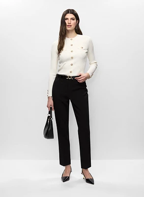 Pull à boutons décoratifs et pantalon classique