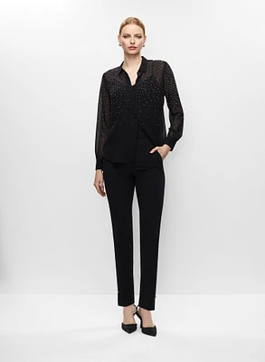 Chemisier à clous et pantalon étroit
