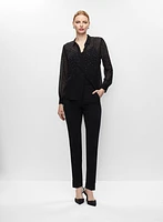 Chemisier à clous et pantalon étroit