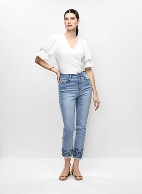 Haut à manches étagées en chiffon et jean à ourlet brodé