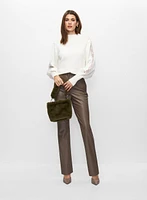 Pull à broderies et pantalon en faux cuir