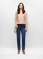 Pull à sequins avec jean droit et brodé