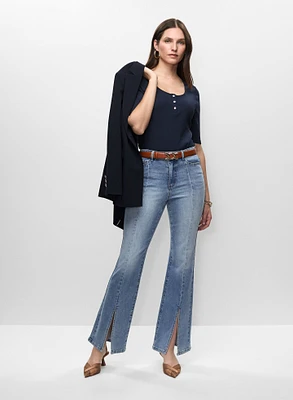 Veste mi-longue et jean à fente et surpiqûres