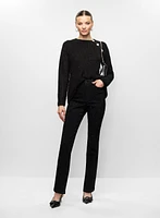 Pull asymétrique et jean à détail de strass