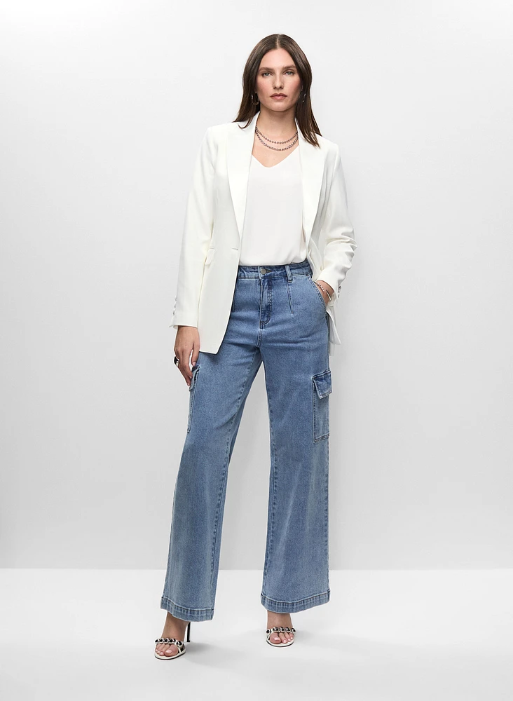 Veste satinée et jean cargo à jambe large
