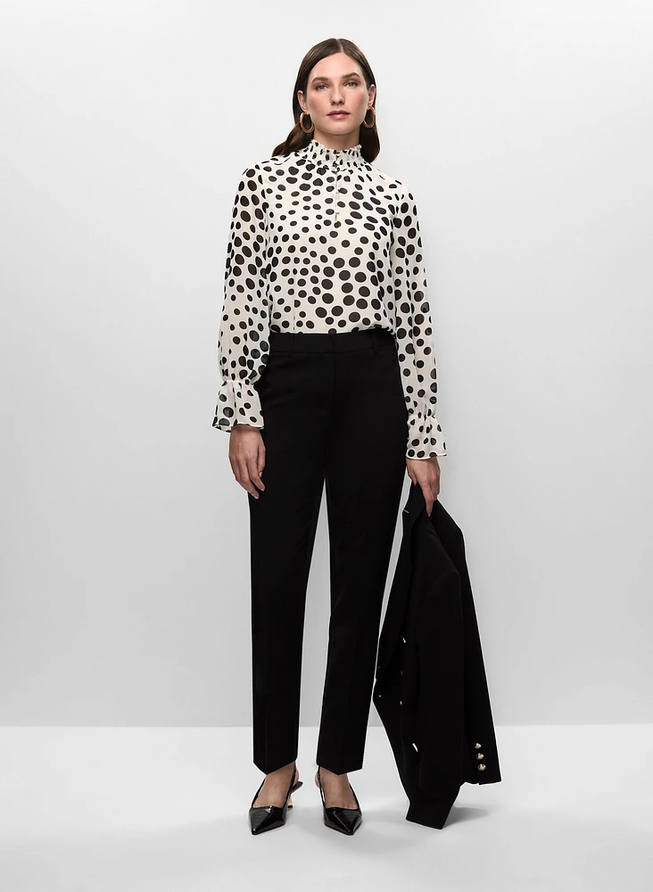 Veste à col tailleur, blouse à pois et pantalon à jambe étroite