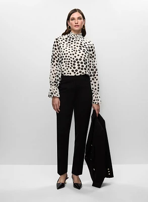 Veste à col tailleur, blouse à pois et pantalon à jambe étroite