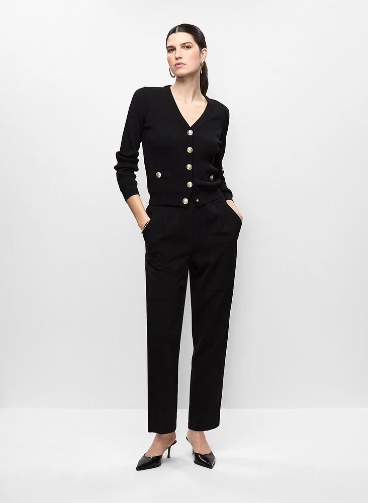 Cardigan à boutons dorés et pantalon droit