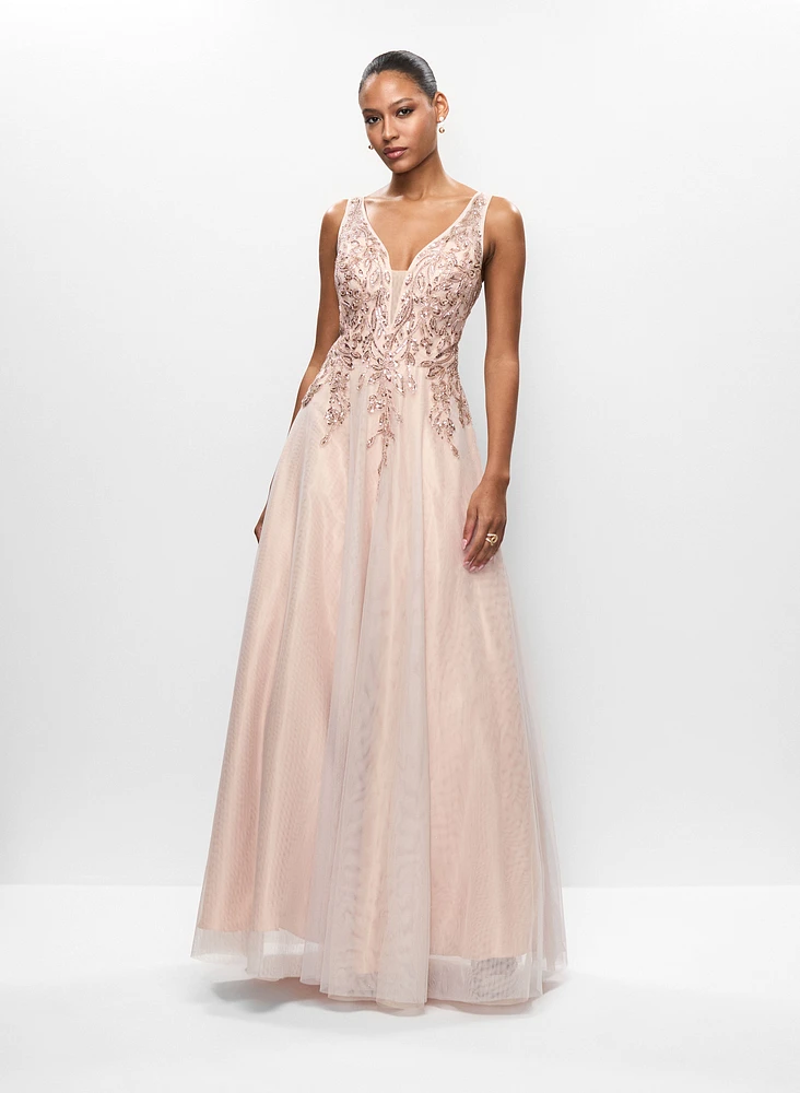 Robe de bal à broderies et boucles d'oreilles à cristaux