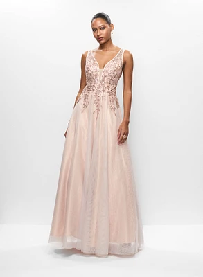 Robe de bal à broderies et boucles d'oreilles à cristaux