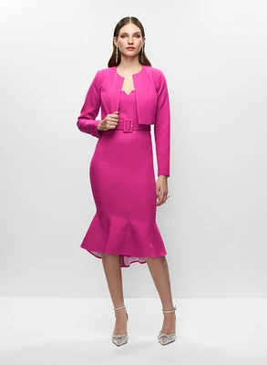 Robe à col carré et boucles d'oreilles torsadées