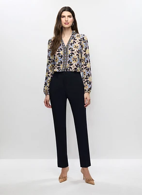 Haut à col fendu et pantalon à jambe étroite