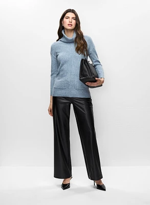 Pull col bénitier et pantalon en cuir végane