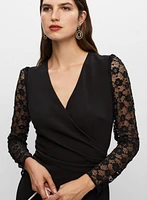 Robe tulipe avec manches en dentelle