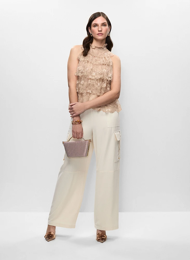 Haut en dentelle et pantalon cargo en satin