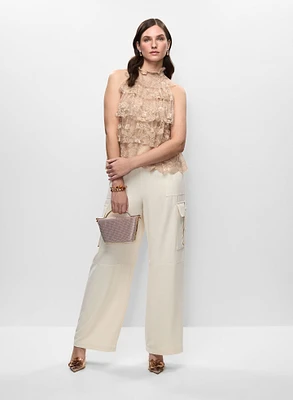 Haut en dentelle et pantalon cargo en satin