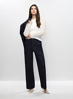Veste en denim, pull en maille ouverte et pantalon jambe large