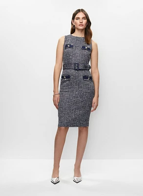 Robe en tissu bouclé et boucles d'oreilles ouvertes