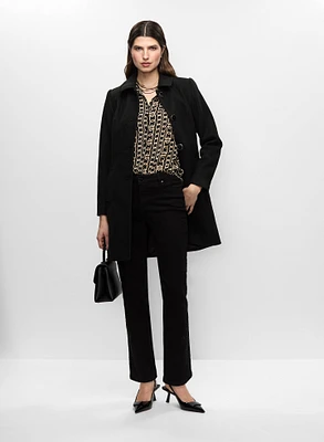 Manteau en laine et chemisier à motif