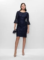 Robe en dentelle à manches cloche et pochette en satin avec plumes