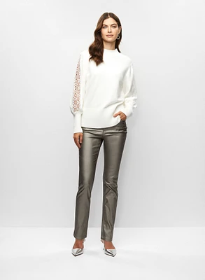 Pull à broderies et jean effet cuir