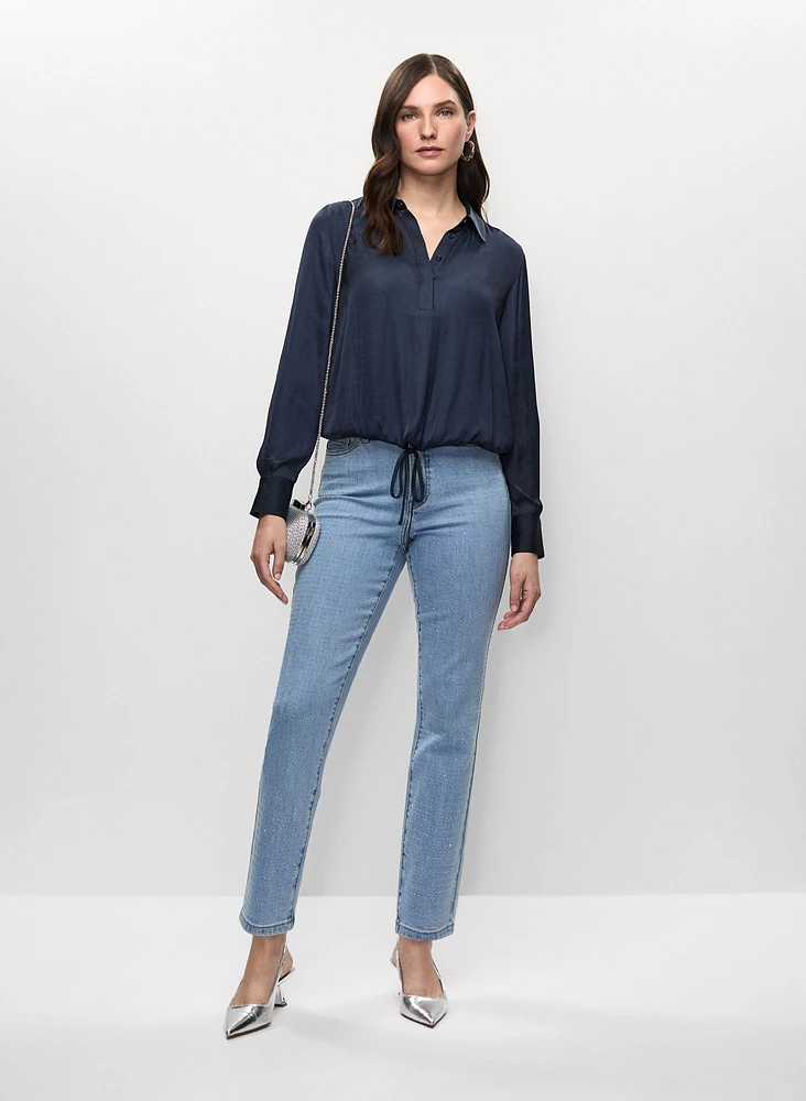 Chemise satinée avec lien à nouer et jean à jambe droite