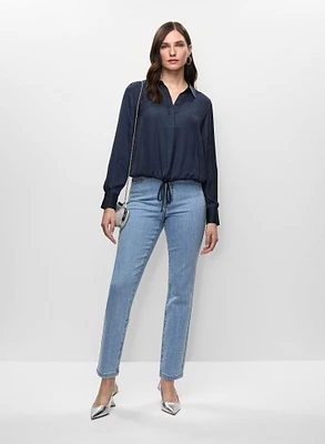 Chemise satinée avec lien à nouer et jean à jambe droite