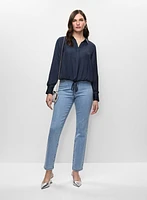 Chemise satinée avec lien à nouer et jean à jambe droite