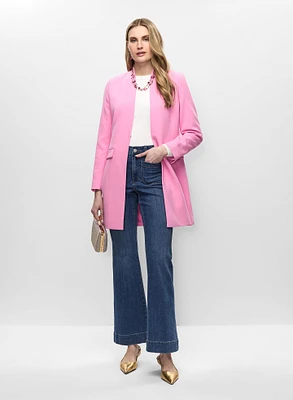 Veste à poignets boutonnés et jean évasé