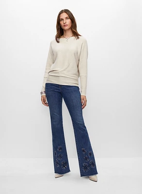 Pull en tricot et jean à broderies florales 