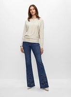 Pull en tricot et jean à broderies florales 