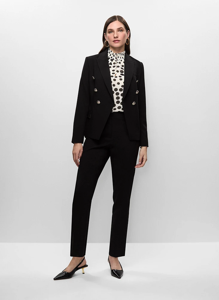 Veste à col tailleur, chemisier à pois et pantalon jambe étroite