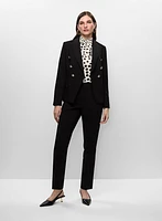 Veste à col tailleur, chemisier à pois et pantalon jambe étroite