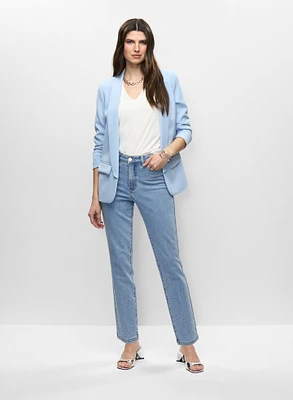 Veste mi-longue et jean droit