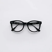 Betty - Black Glasses 