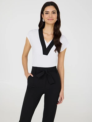 Haut en tricot crêpe avec col V contrasté